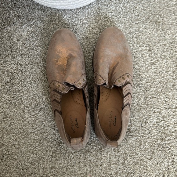 Clarks Slip on Bootie Women’s Size 8 Gold Fall Winter Holiday Event Career - Picture 5 of 6